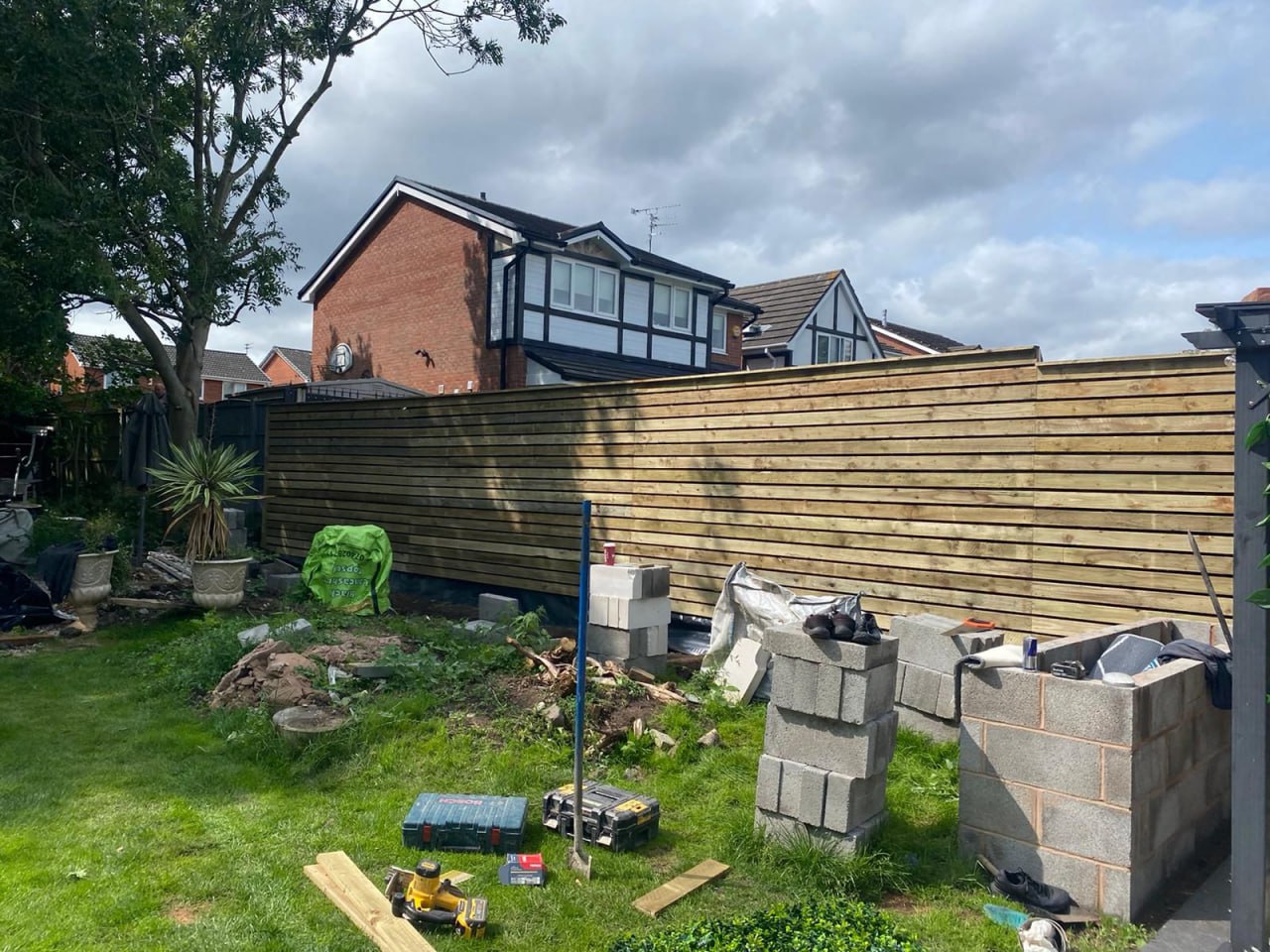 Garden fences Liverpool installation by RCT Fencing